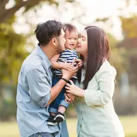 Ilustrasi keluarga bahagia/copyrightshutterstock/Zyn Chakrapong
