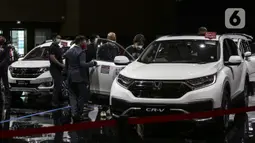 Suasana pameran IIMS Hybrid 2021 di JiExpo Kemayoran, Jakarta, Jumat (16/4/2021).  Pemerintah memberikan prioritas terhadap pengembangan industri otomotif agar bisa lebih berdaya saing global sesuai dengan sasaran pada peta jalan Making Indonesia 4.0. (Liputan6.com/Johan Tallo)