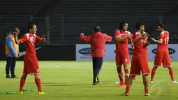 Sejumlah pemain timnas Suriah melakukan pemanasan jelang berlatih di Stadion GBK Jakarta, Jumat (14/11/2014). Timnas Suriah akan berlaga melawan Indonesia dalam laga persahabatan jelang AFF 2014. (Liputan6.com/Helmi Fithriansyah)
