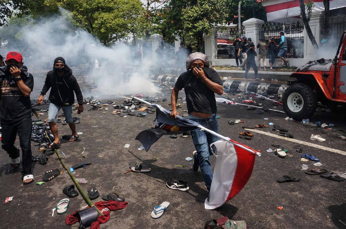 FOTO: Pati Bergejolak, 100 Ribu Massa Turun ke Jalan
