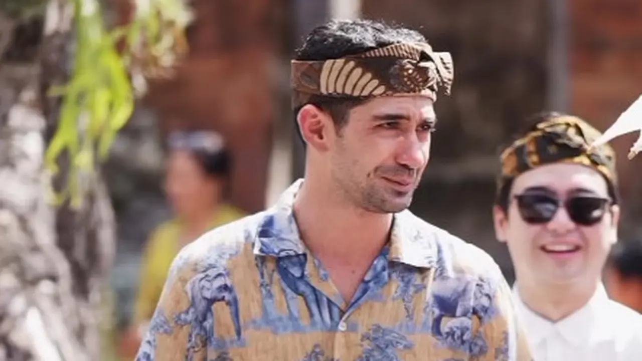 Penampilan Tampan Reza Rahadian dengan Outfit Semi Etnik Saat Ikut Upacara Pelebon di Bali Jadi Sorotan Warga Lokal