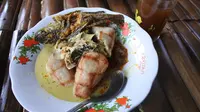 Ilustrasi - Kupat atau Ketupat Landan, khas Desa Kedungbenda, Purbalingga, makanan yang cocok untuk sajian buka puasa khas desa. (Foto: Liputan6.com/Dinkominfo PBG/Muhamad Ridlo)