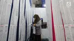 Calon pembeli memilih nomor selular prabayar baru di Jakarta, Jumat (3/11). Pemerintah mewajibkan registrasi ulang SIM card bagi para pengguna telepon seluler mulai 31 Oktober 2017 memakai nomor NIK dan kartu keluarga (KK). (Liputan6.com/Angga Yuniar)