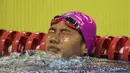 Perenang Indonesia, Syuci Indriani, usai tampil pada renang nomor 200 meter gaya bebas Asian Para Games di Stadion Aquatic Senayan, Jakarta, Minggu (7/10/2018). Syuci berhasil meraih medali perunggu. (Bola.com/Vitalis Yogi Trisna)