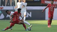 Pemain Persija Jakarta, Firza Andika (depan) berebut bola dengan pemain Persis Solo, Eky Taufik dalam laga pekan ke-2 BRI Liga 1 2022/2023 antara Persija Jakarta melawan Persis Solo di Stadion Patriot Candrabhaga, Bekasi, Minggu (31/7/2022) sore WIB. (Bola.com/Ikhwan Yanuar)