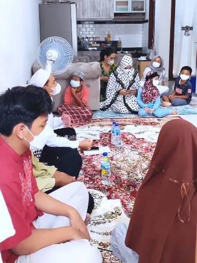 Akun Instagram Kembali, Ini 7 Momen Lucinta Luna Gelar Tasyakuran Bersama Anak Yatim