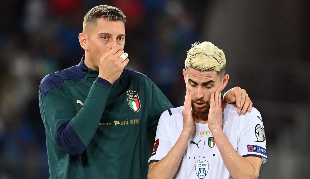Italia masih memimpin klasemen Grup C dengan 11 poin dari 5 laga, sementara Swiss menempati posisi kedua dengan 7 poin dari 3 laga yang baru dimainkan. (Foto: AFP/Fabrice Coffrini)