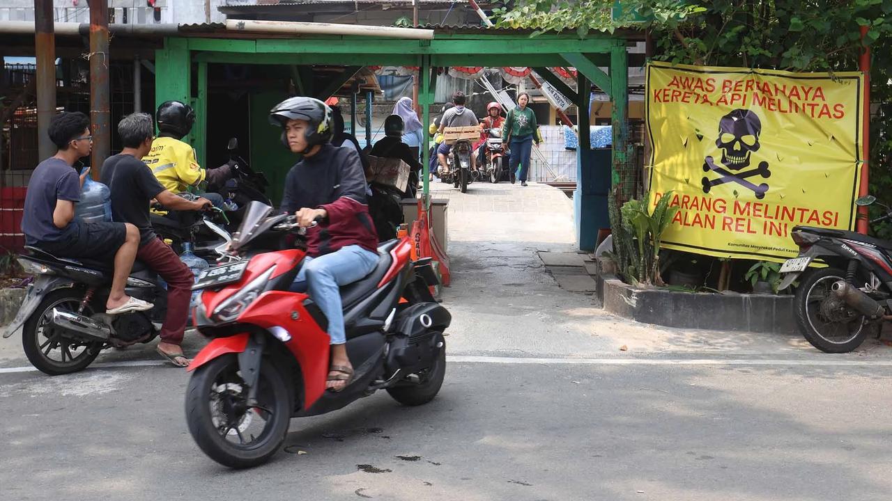 FOTO: Perlintasan Liar Tebet Ditutup Demi Keselamatan Warga
