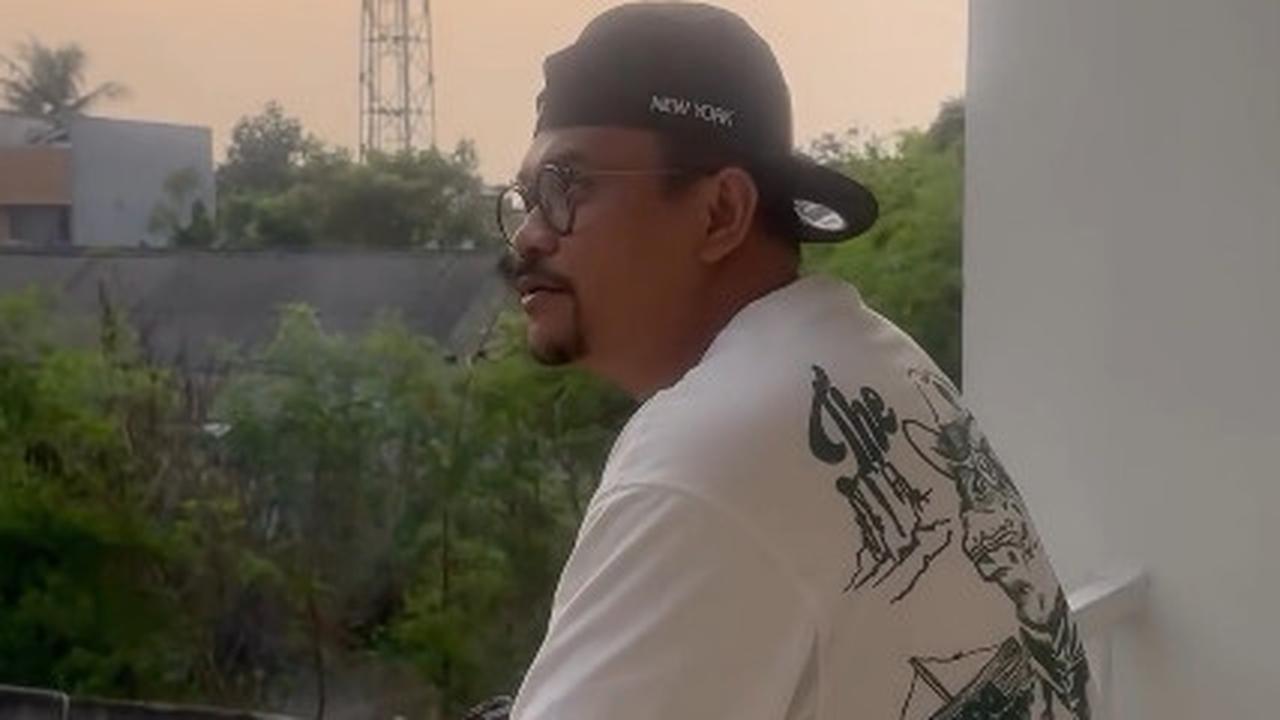 Kehadiran balkon dalam rumah baru Ebel menambah kesan lengkap dan memperkaya fasilitas huniannya, memberikan ruang tambahan untuk bersantai dan mencari inspirasi.<br>