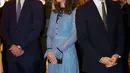 Pangeran William didampingi Kate Middleton serta Pangeran Harry menghadiri Hari Kesehatan Mental Sedunia di Istana Buckingham, London, Selasa (10/10). Kate mengalami morning sickness parah untuk kehamilan anak ketiganya itu. (Heathcliff O'Malley/pool AP)