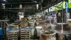 Suasana pabrik tahu tempe yang berhenti operasi di kawasan Duren Tiga, Jakarta, Sabtu (2/12/2021). Sejumlah pengusaha produsen tahu dan tempe memutuskan untuk menggelar aksi mogok atau berhenti berproduksi sebagai protes lantaran harga kedelai melonjak di pasaran. (Liputan6.com/Faizal Fanani)