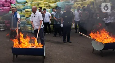 Menteri Perdagangan Zulkifli Hasan melakukan pemusnahan barang bukti pakaian bekas di Tempat Penimbunan Pabean (TPP) Cikarang, Kabupaten Bekasi, Jawa Barat, Selasa (28/3/2023). (Liputan6.com/Herman Zakharia)