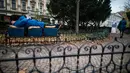 Aktivis tidur di bangku taman di pusat kota Bratislava untuk mengekspresikan solidaritas kepada tunawisma di Hungaria, 8 November 2018. Pasalnya tidur di tempat umum dilarang setelah undang-undang tunawisma diadopsi oleh pemerintah. (VLADIMIR SIMICEK/AFP)