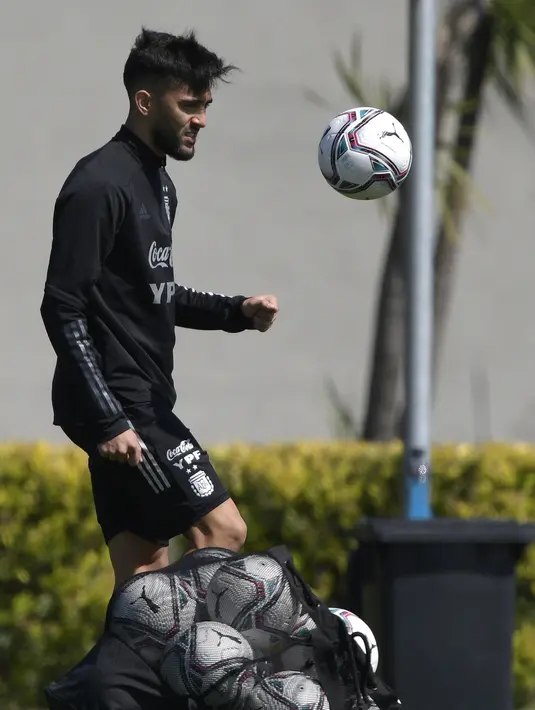 Penyerang Argentina, Nicolas Gonzalez menjuggling bola selama sesi latihan di Ezeiza, Buenos Aires (6/10/2021). Argentina akan bertanding melawan Paraguay pada Kualifikasi Piala Dunia 2022 zona Amerika Latin di Stadion Defensores del Chaco. (AFP/Juan Mabromata)