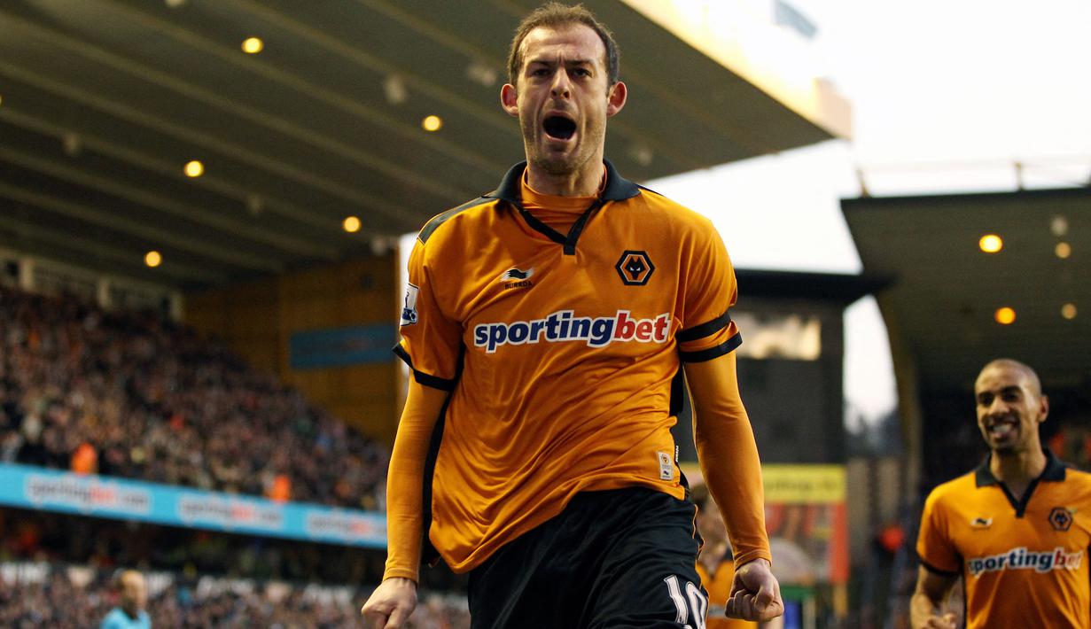 Steven Fletcher, striker Skotlandia yang kini tengah menjalani musim pertama bersama Wrexham FC, klub anggota League Two yang bermain di kasta keempat Liga Inggris, tercatat pernah membela Wolverhampton Wanderers selama dua musim di Premier League mulai 2010/2011 hingga 2011/2012. Pada musim pertamanya ia sukses mencetak 10 gol bagi Wolves dan 12 gol di musim keduanya. Sayang, pada akhir musim 2011/2012 Wolves harus terdegradasi ke Championship dan pada awal musim 2012/2013 ia hengkang ke Sunderland. (AFP/Adrian Dennis)