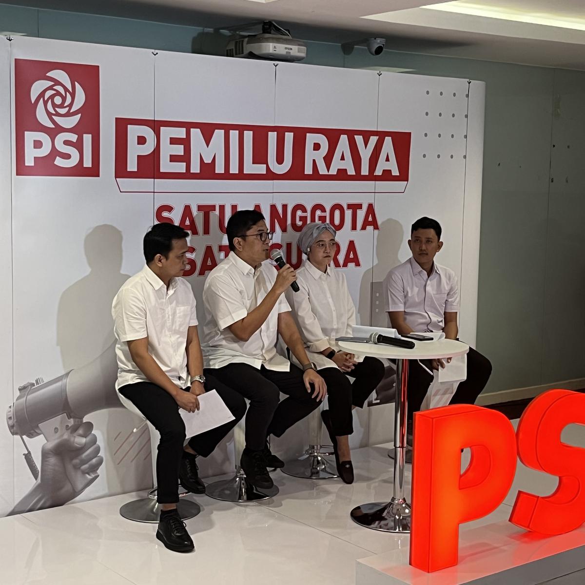 Wakil Ketua PSI Andy Budiman (kedua dari kiri) saat jumpa pers di Kantor DPP PSI, Jalan Wahid Hasyim Jakarta Pusat, Selasa (13/4/2025) (Liputan6.com/Muhammad Radityo Priyasmoro)