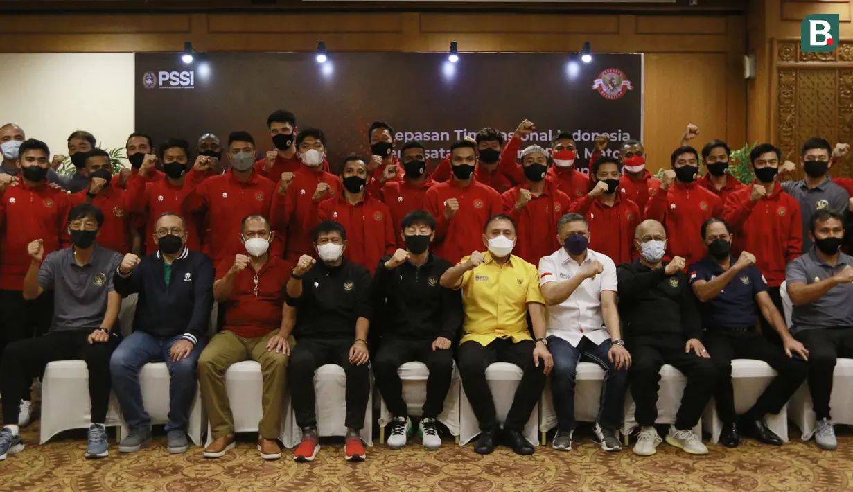 Pelepasan yang dihadiri oleh Ketua Umum PSSI, Mochamad Iriawan beserta jajarannya juga diikuti oleh seluruh Skuat Timnas Indonesia yang dipimpin pelatih Shin Tae-yong, serta para pemain termasuk pemain naturalisasi, Elkan Baggott. (Bola.com/M Iqbal Ichsan)