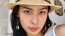 <p>Maudy Ayunda diketahui menghabiskan liburan setelah Lebaran di Bali bersama keluarganya. Di foto ini, ia memperlihatkan potret dirinya bare face, tanpa riasan sama sekali. Ia hanya menambahkan aksesori berupa anting dan topi. Foto: Instagram.</p>