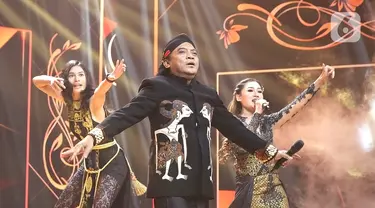 Penampilan penyanyi campursari Didi Kempot (tengah) bersama Nella Kharisma (kanan) dan Sintya Marisca dalam Shopee 12.12 Birthday Sale di kawasan Kebon Jeruk, Jakarta, Kamis (12/12/2019). Didi Kempot membawakan lagu Pamer Bojo, Sewu Kutho, Bayu Langit, dan lain-lain. (Fimela.com/Bambang E. Ros)