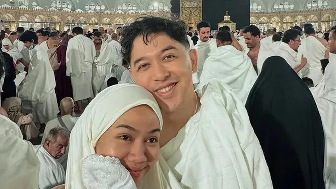 Dian Sastrowardoyo Unggah Foto Umrah Pakai Hijab Putih, Disebut Bidadari Surga
