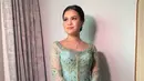 <p>Chen Giovani terlihat cantik dalam balutan kebaya full payet berwarna hijau mint yang mencolok [@chengiovanis]</p>