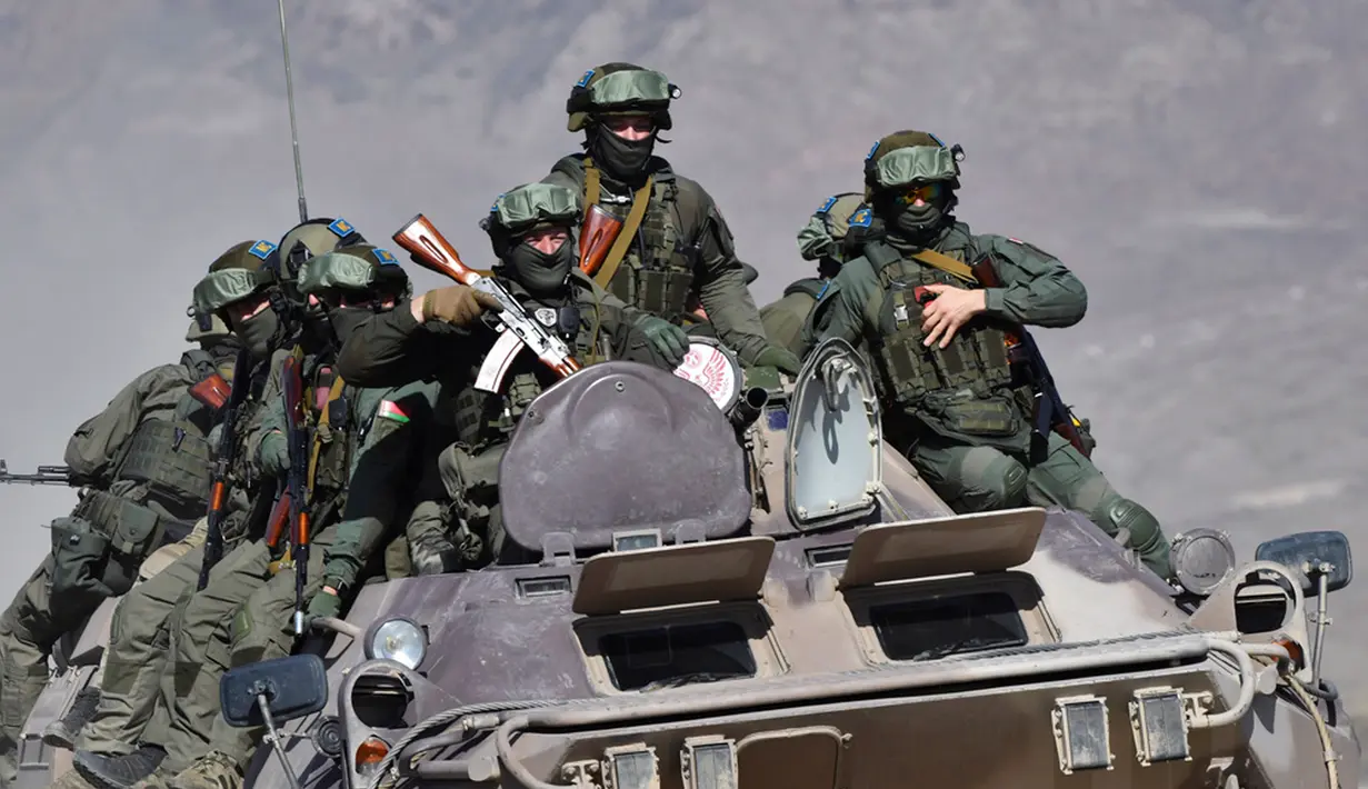 Prajurit naik di atas APC selama fase aktif pelatihan bersama "Indestructible Brotherhood-2023" dengan Pasukan Penjaga Perdamaian dari Organisasi Perjanjian Keamanan Kolektif atau Collective Security Treaty Organization (CSTO) di tempat latihan "Edelweiss" di Balykchy, sebuah kota dekat Danau Issyk-Kul sekitar 180 km tenggara dari Bishkek, Kyrgyzstan, Rabu (11/10/2023). (AP Photo/Vladimir Voronin)