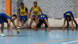 Tim Biru Merpati Bali melakukan push up saat berlatih di Futsal Hut, Asaba Arena, Jumat (20/1/2017).  (Bola.com/Nicklas Hanoatubun)