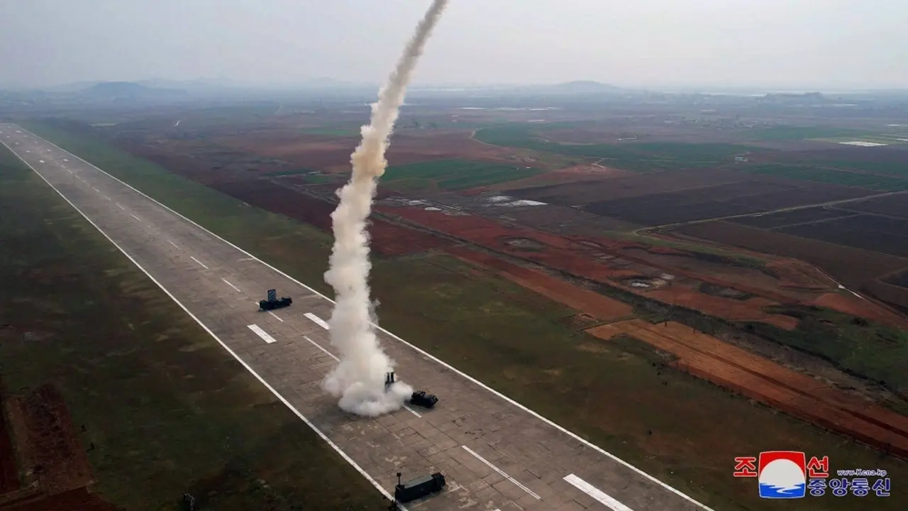 Korea Utara melakukan uji coba "hulu ledak super besar" yang dirancang untuk rudal jelajah strategis "Hwasal-1 Ra-3" dalam foto yang dirilis Sabtu 29 April 2024 ini. (KCNA/KNS/VIA AFP-JIJI)