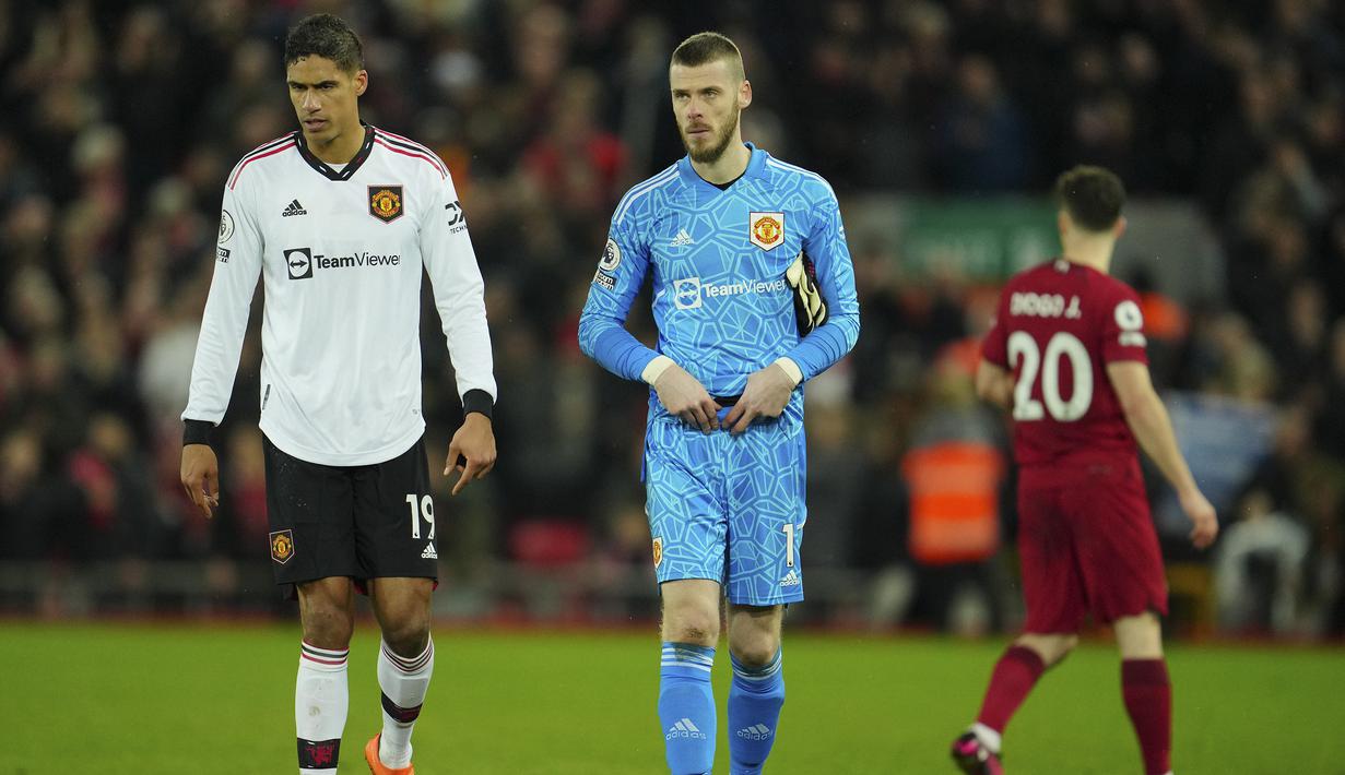 Ekspresi kecewa dua pemain Manchester United, Raphael Varane (kiri) dan David De Gea setelah dikalahkan Liverpool pada laga lanjutan Liga Inggris 2022/2023 di Anfield Stadium, Liverpool (5/3/2023). Erik ten Hag bahkan sempat berencana memulangkan para pemainnya bareng dengan fans yang telah dibuat kecewa dengan penampilan mereka. Namun akhirnya para pemain tetap diizinkan pulang menggunakan bus tim meninggalkan Anfield Stadium. (AP Photo/Jon Super)