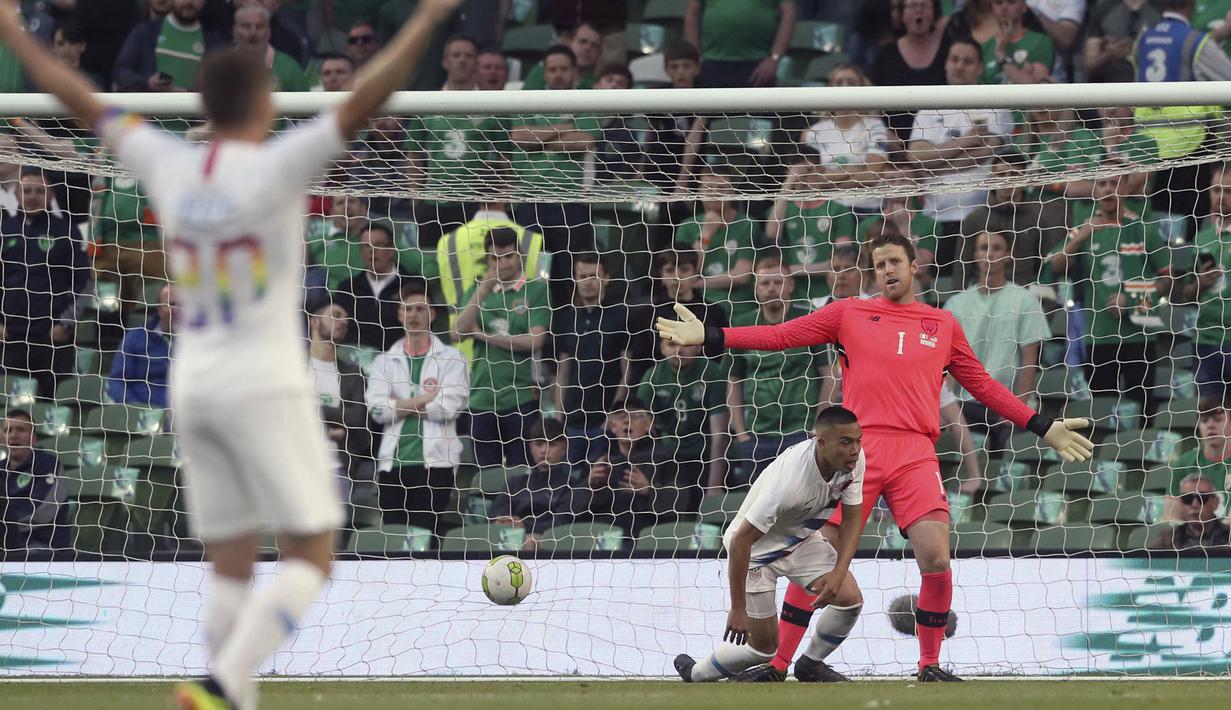 Pemain Amerika, Bobby Wood saat membobol gawang Irlandia pada laga uji coba di Aviva Stadium, Dublin, (2/6/2018). Irlandia menang 2-1. (Brian Lawless/PA via AP)