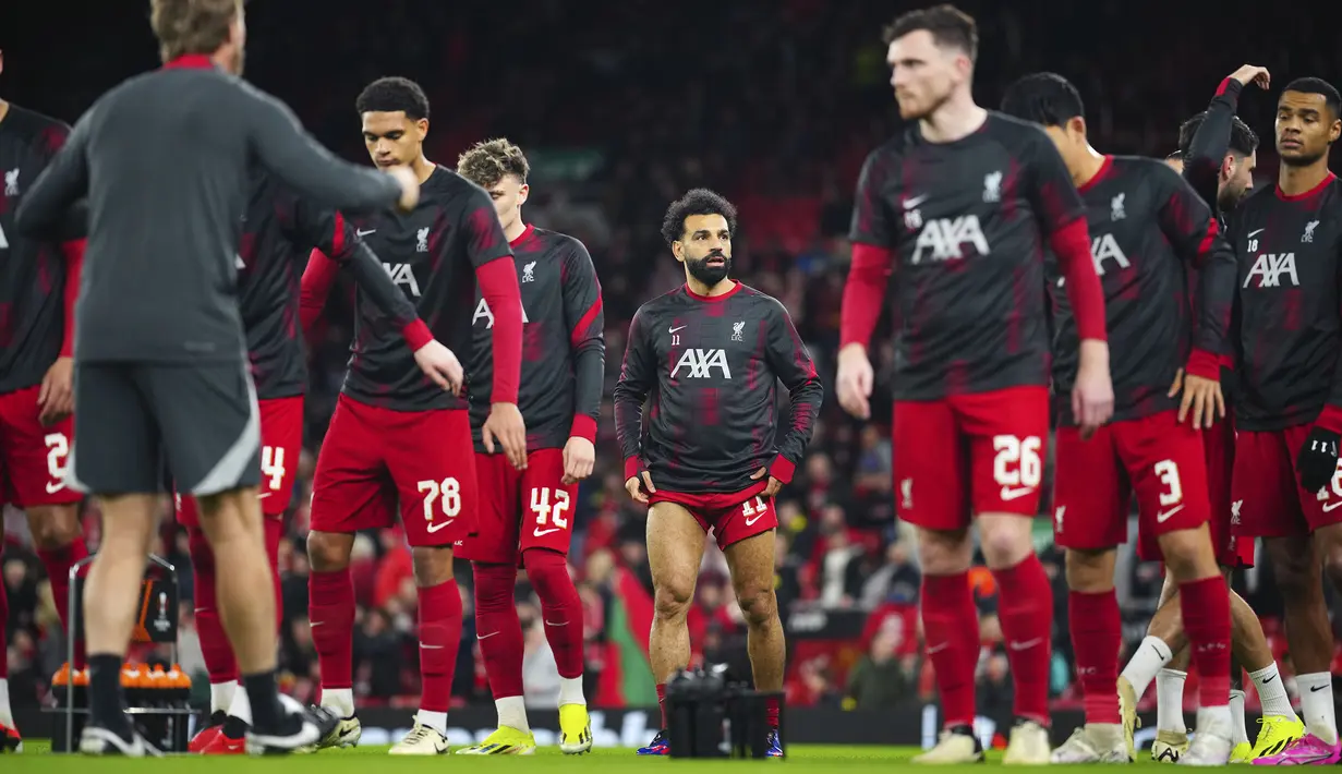 Pemain Liverpool, Mohamed Salah (tengah) melakukan pemanasan sebelum pada laga leg kedua 16 besar Liga Europa 2023/2024 melawan Sparta Praha di Anfield, Liverpool, Inggris, Jumat (15/03/2024). (AP Photo/Jon Super)