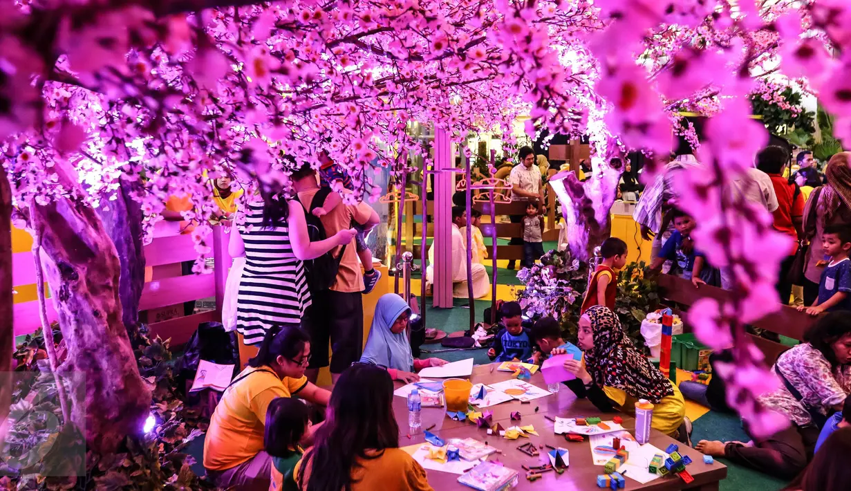 Sebuah pohon sakura menghiasi area bermain dan belajar Nestle Dancow 1+ di Mal Taman Anggrek, Jakarta (02/04). Kegiatan yang mengusung Nestle Dancow Excelnutri+ Explore The World mengajak anak-anak untuk menjelajah dunia. (Liputan6.com/Fery Pradolo)