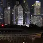 Suasana Stadion Utama Gelora Bung Karno (GBK) saat lampu dipadamkan pada peringatan Earth Hour 2018 di Jakarta, Sabtu (24/3). Peringatan Earth Hour di Jakarta untuk pertama kalinya digelar di GBK setelah direnovasi. (Liputan6.com/Johan Tallo)