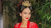 Luna Maya Bagikan Foto Bridal Shower di Shanghai, Elegan Pakai Gaun Tradisional Tiongkok.&nbsp; (dok.Instagram @lunamaya/https://www.instagram.com/p/DJOjjStPKtE/Henry)