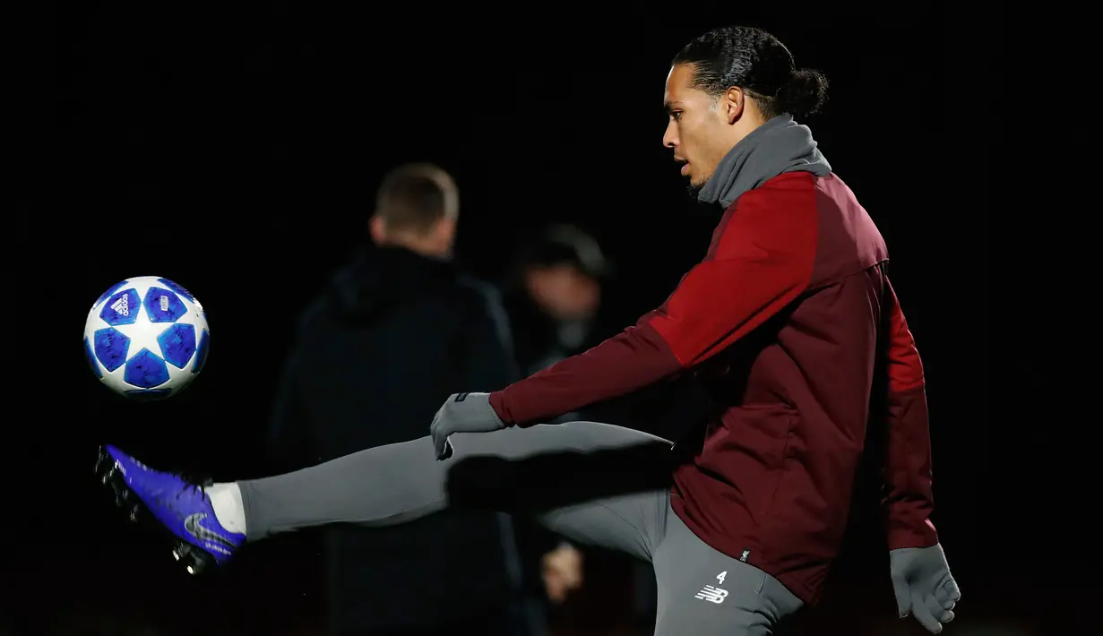 Bek Liverpool Virgil van Dijk mengontrol bola dalam sesi latihan jelang menghadapi Napoli pada matchday keenam Grup C Liga Champions di Melwood Training Ground, Liverpool, Inggris, Senin (10/12). (Martin Rickett/PA via AP)