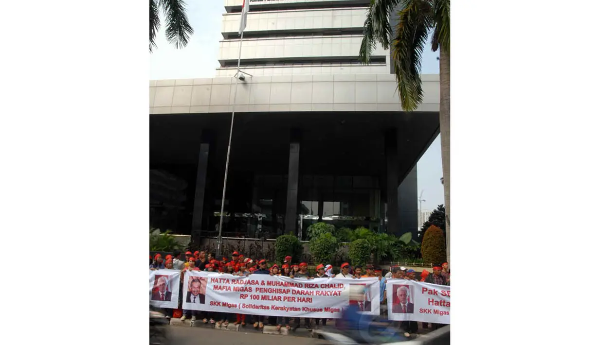 Organisai Masyarakat SKK Migas juga melakukan aksi demonstrasi di depan KPK, Jakarta, Senin (16/6/14). (Liputan6.com/Miftahul Hayat) 