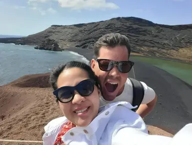 Gracia Indri dan suami, berselfie dengan latar belakang laut. Jeffry, begitu bahagia bisa berswafoto dengan sang istri. (Foto: Instagram/@graciaz14)