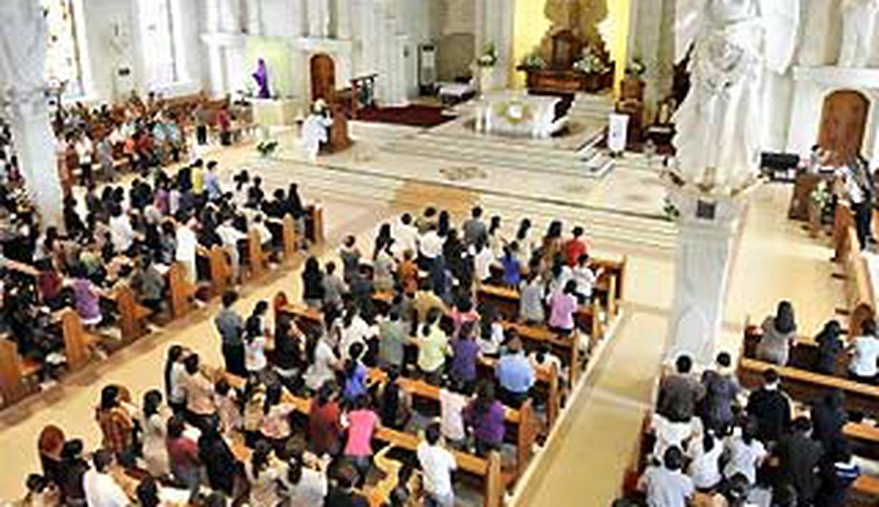 Umat Kristen Dalam Kebaktian Jumat Agung Hari Raya Paskah Di Gereja Katedral Denpasar Bali Sedikitnya 237 Gereja Di Bali Menjadi Pusat Kebaktian Pada Puncak Perayaan Hari Raya Paskah 2011 Antara Foto Liputan6 Com