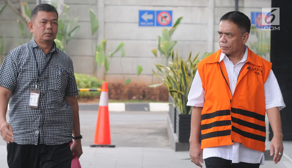 Gubernur Aceh nonaktif Irwandi Yusuf (kanan) tiba di Gedung KPK, Jakarta, Rabu (17/10). Irwandi akan diperiksa sebagai tersangka terkait dugaan menerima suap gratifikas sebesar Rp 32 miliar. Merdeka.com/Dwi Narwoko)