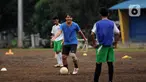 Mantan pesepakbola Nasional, Ricky Yakobi membawa bola saat melatih di salah satu lapangan di Jakarta.   Striker legendaris Timnas Indonesia Ricky Yacobi meninggal dunia pada Sabtu (21/11/2020) pagi WIB. (Liputan6.com/Helmi Fithriansyah)