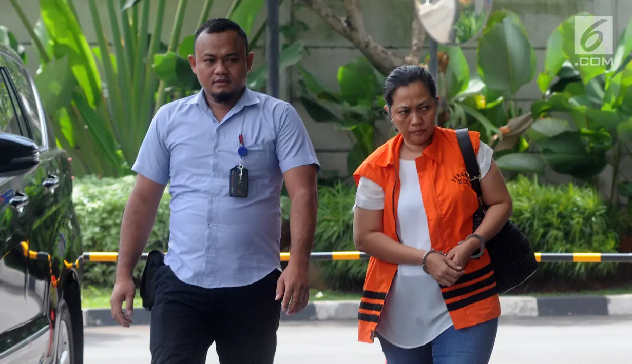Orang kepercayaan Bowo Sidik Pangarso, Indung tiba di gedung KPK untuk menjalani pemeriksaan, Jakarta, Selasa (23/4). Karyawan PT Inersia tersebut diperiksa sebagai tersangka terkait kasus dugaan suap PT Humpuss Transportasi Kimia dalam pengiriman pupuk. (merdeka.com/Dwi Narwoko)