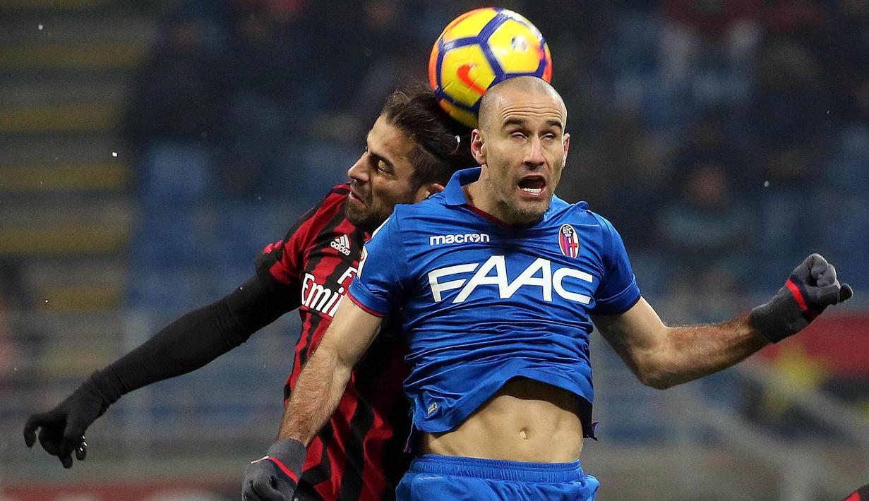 Bek AC Milan, Ricardo Rodriguez, duel udara dengan striker Bologna, Rodrigo Palacio, pada laga Serie A di Stadion San Siro, Senin (11/12/2017). AC Milan menang 2-1 atas Bologna. (AP/Matteo Bazzi)