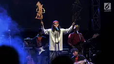 Dalang mementaskan pertunjukan Wayang Urban pada perayaan HUT ke-50 Taman Ismail Marzuki di Jakarta, Rabu (7/11). Wayang Urban lakon "Dino Tonpo Kresno" itu menjadi kesenian pembuka dalam peringatan ulang tahun ke-50 TIM. (Merdeka.com/Iqbal S Nugroho)