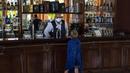 Seorang turis muda meminta minuman ringan kepada pelayan di hotel Iberostar Selection Varadero di Varadero, Kuba, Rabu (29/9/2021). Pihak berwenang di Kuba mulai melonggarkan pembatasan COVID-19 di beberapa kota seperti Havana dan Varadero. (AP Photo/Ramon Espinosa)