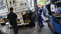 Petugas mengisi bahan bakar gas di Stasiun Pengisian Bahan Bakar Gas (SPBG) PGN di Jakarta Pusat, Sabtu (15/8/2015). Dalam rangka HUT RI Ke-70, PGN menggratiskan biaya tarif bajaj BBG bagi masyarakat. (Liputan6.com/Gempur M Surya)