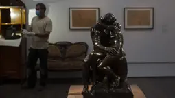"The Kiss" karya Auguste Rodin dipajang di galeri Museum Israel setelah lima bulan disimpan selama penutupan karena pandemi COVID-19 di Yerusalem, Selasa (11/8/2020). Setelah lima bulan tutup, Museum Israel akan kembali dibuka untuk umum pada minggu ini. (AP Photo/Maya Alleruzzo)