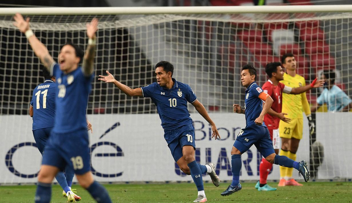 Thailand kembali gencar menekan pertahanan Indonesia di awal babak kedua. Pada menit ke-52, Chanathip Songkrasin berhasil mencetak gol keduanya ke gawang Nadeo Argawinata lewat skema serangan balik. (AFP/Roslan Rahman)