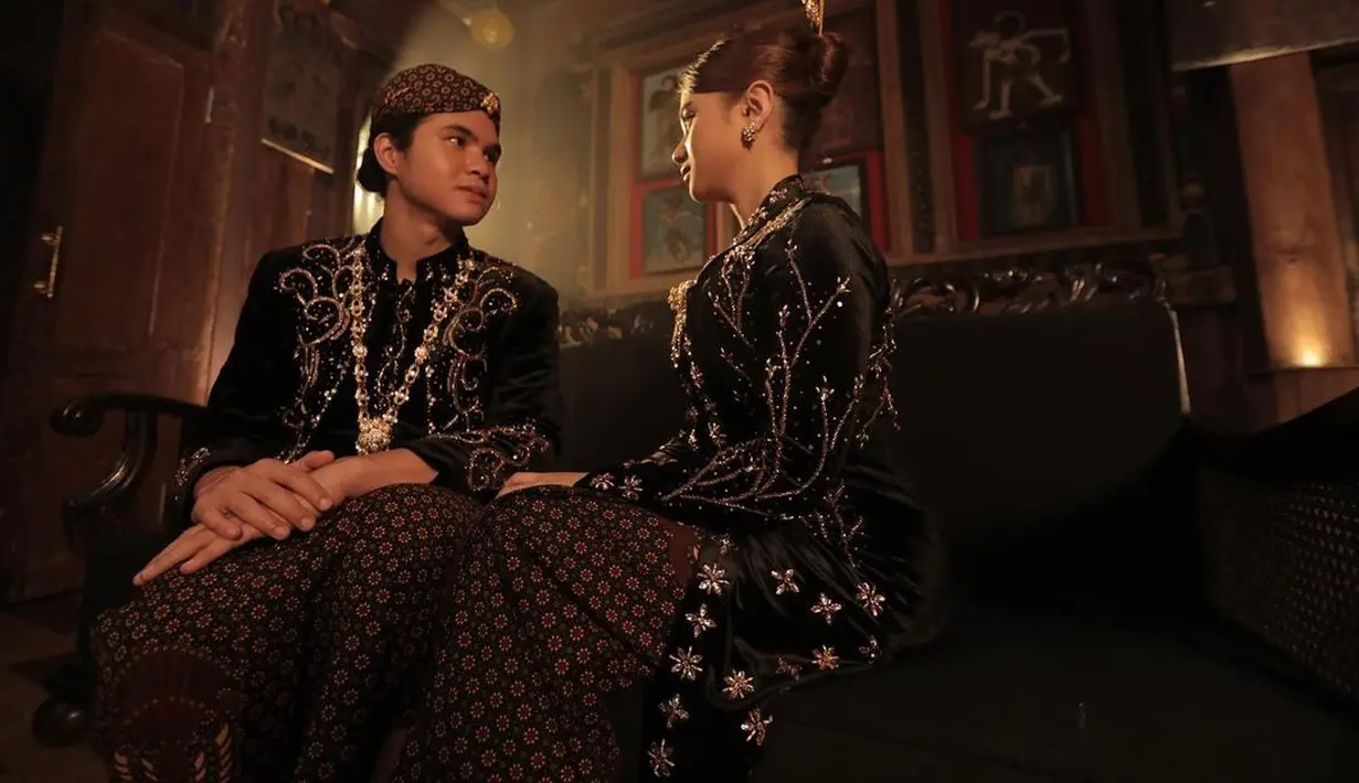 Dul Jaelani dan Tissa Biani tampil bak pasangan ningrat dalam balutan busana pengantin adat Jawa [@duljaelani]