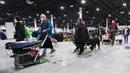 <p>Peserta pergi dengan anjing mereka setelah hari pertama European Dog Show 2021 di Budapest, Hungaria, 28 Desember 2021. European Dog Show 2021 berlangsung pada 28-31 Desember. (ATTILA KISBENEDEK/AFP)</p>