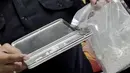 Sebelum dikirim ke tempat tujuan, barang haram jenis ekstasi tersebut di bungkus dalam kemasan plastik kedap udara dan alumunium foil, kemudian dimasukan lagi ke dalam kotak logam yang menyerupai kotak hardisk, (12/8/2014). (Liputan6.com/Faizal Fanani)